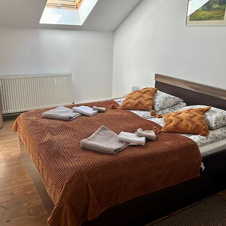 Bed and Breakfast Aranykakas Etterem Es Panzio Sîndominic Zewnętrze zdjęcie