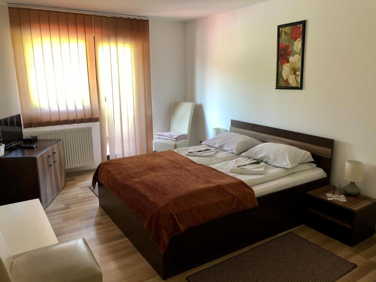 Bed and Breakfast Aranykakas Etterem Es Panzio Sîndominic Zewnętrze zdjęcie