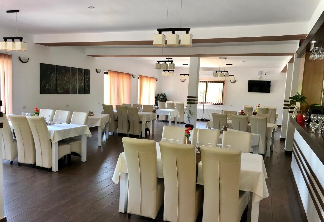 Bed and Breakfast Aranykakas Etterem Es Panzio Sîndominic Zewnętrze zdjęcie