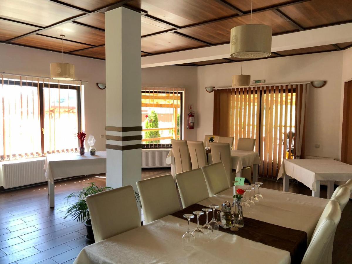 Bed and Breakfast Aranykakas Etterem Es Panzio Sîndominic Zewnętrze zdjęcie
