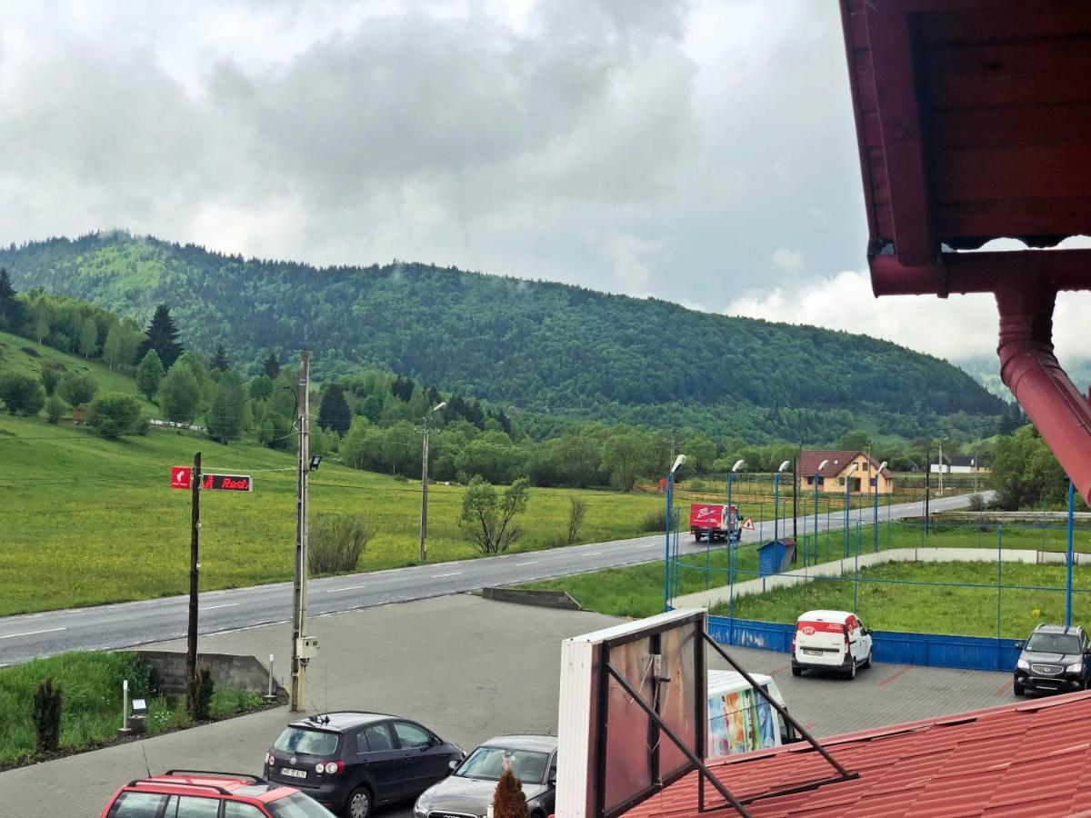 Bed and Breakfast Aranykakas Etterem Es Panzio Sîndominic Zewnętrze zdjęcie