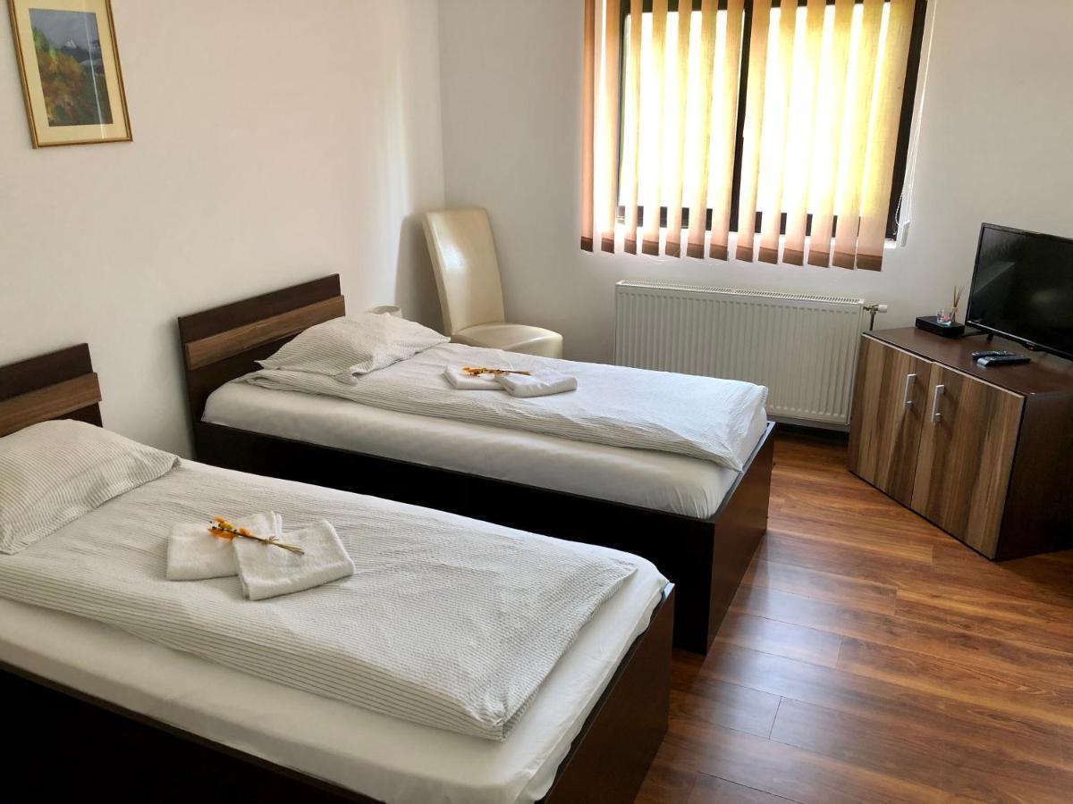 Bed and Breakfast Aranykakas Etterem Es Panzio Sîndominic Zewnętrze zdjęcie