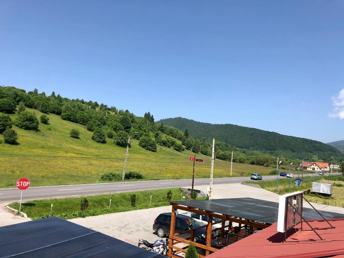 Bed and Breakfast Aranykakas Etterem Es Panzio Sîndominic Zewnętrze zdjęcie
