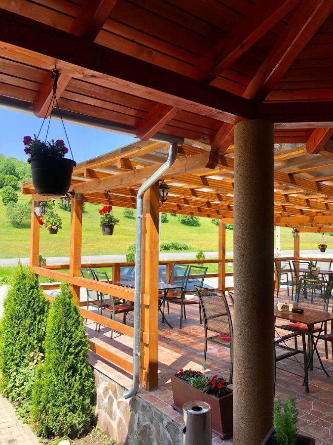 Bed and Breakfast Aranykakas Etterem Es Panzio Sîndominic Zewnętrze zdjęcie