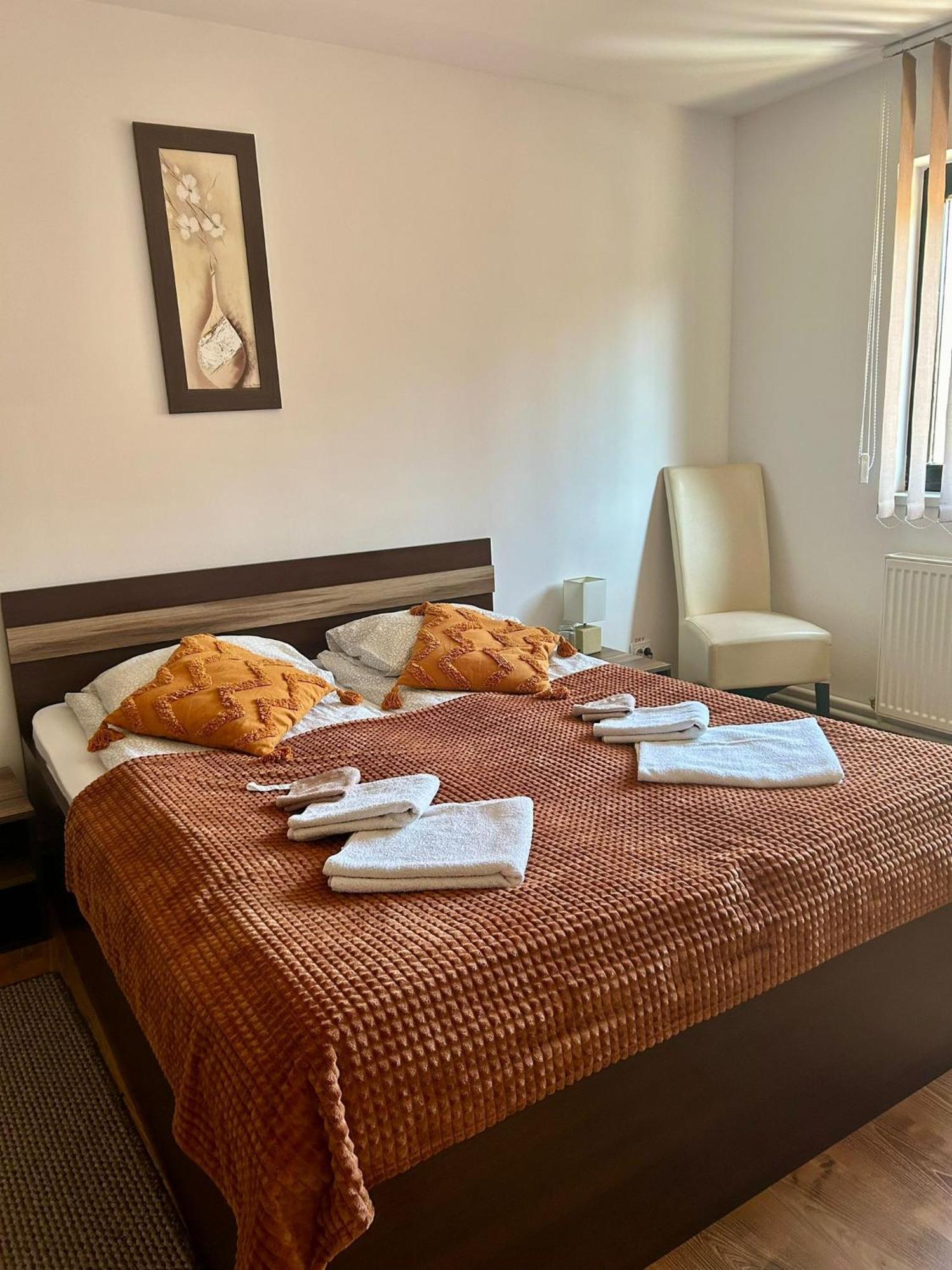 Bed and Breakfast Aranykakas Etterem Es Panzio Sîndominic Zewnętrze zdjęcie