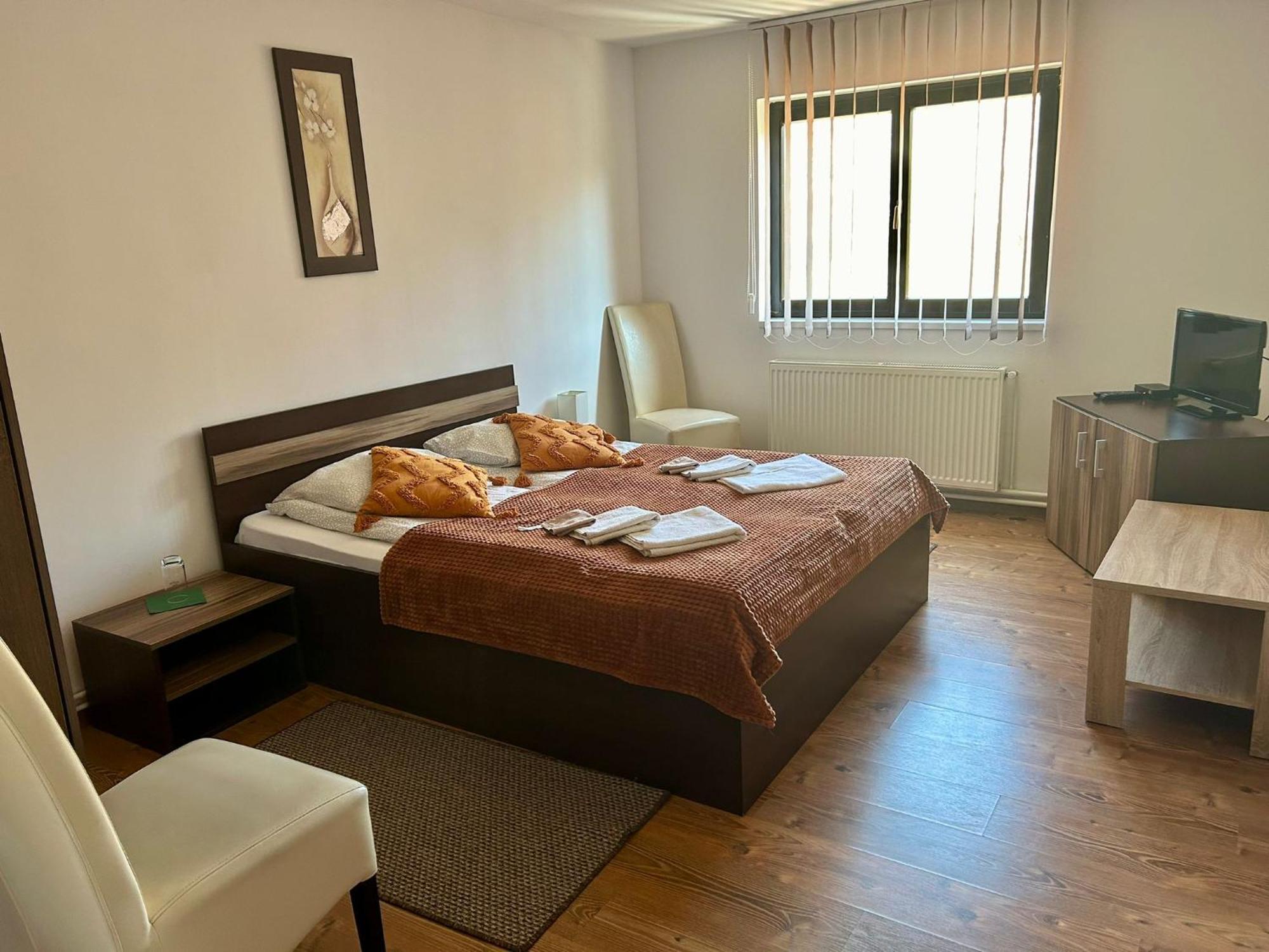 Bed and Breakfast Aranykakas Etterem Es Panzio Sîndominic Zewnętrze zdjęcie