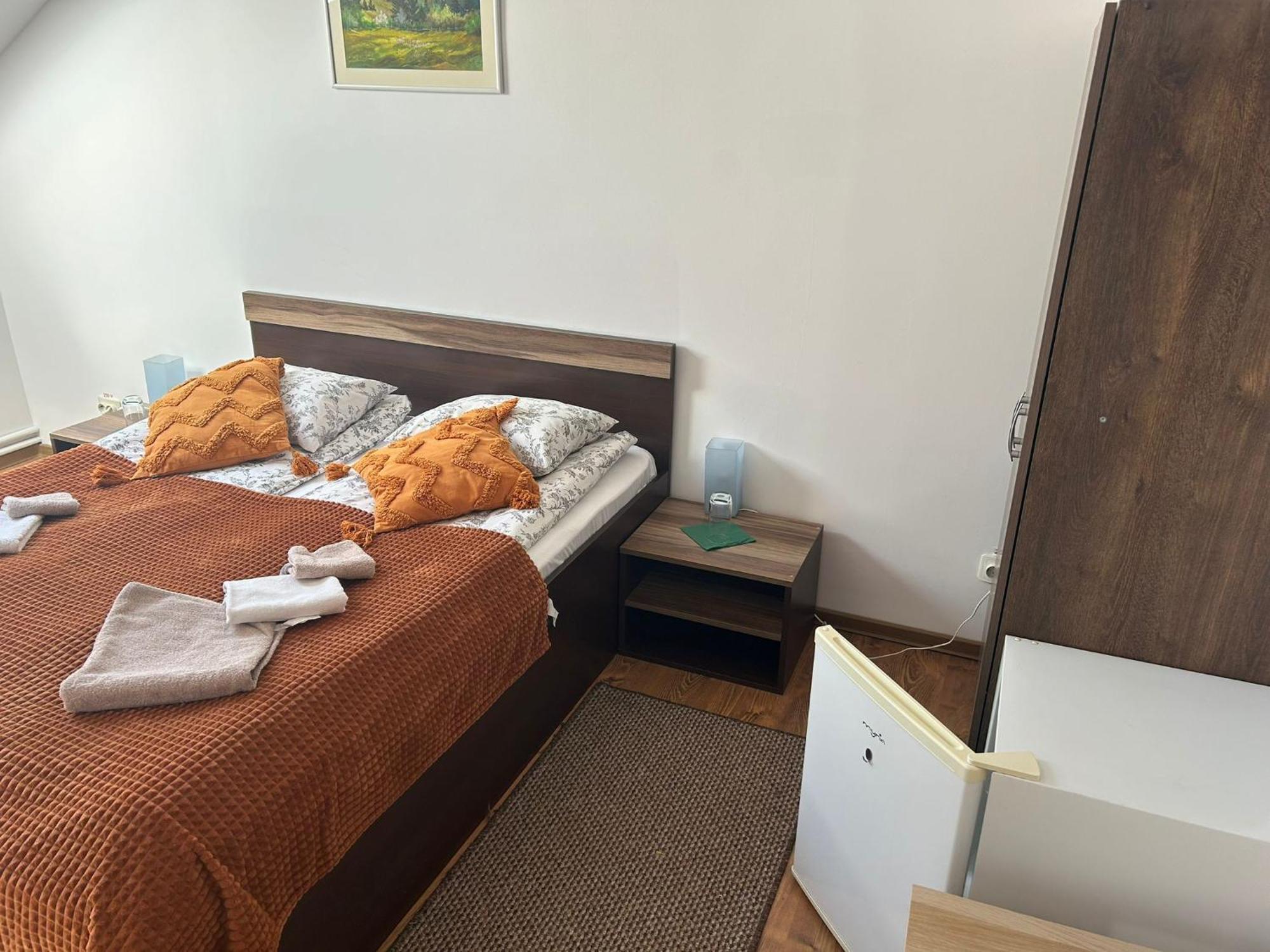 Bed and Breakfast Aranykakas Etterem Es Panzio Sîndominic Zewnętrze zdjęcie